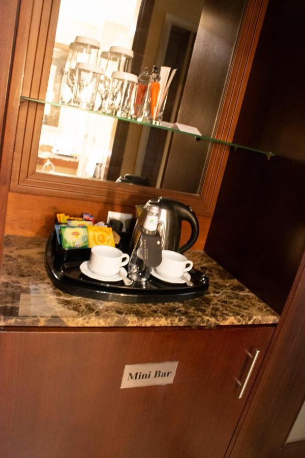 Hotel Al Corniche Dschidda Exterior foto A kettle in a hotel room